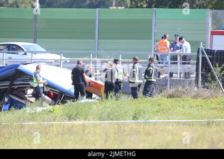 06/08/2022, Varazdin - almeno 12 persone sono state uccise e 31 feriti dopo un autobus polacco pieno di pellegrini religiosi scivolato fuori da una strada nel nord della Croazia presto il Sabato mattina.circa 18 persone tra i 31 feriti hanno subito gravi lesioni dopo che l'autobus è crashato fuori dalla strada A4 in Podvorec, circa 30 miglia (50km) a nord della capitale Zagabria. Foto: Matija Habljak/PIXSELL Foto Stock