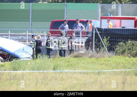 06/08/2022, Varazdin - almeno 12 persone sono state uccise e 31 feriti dopo un autobus polacco pieno di pellegrini religiosi scivolato fuori da una strada nel nord della Croazia presto il Sabato mattina.circa 18 persone tra i 31 feriti hanno subito gravi lesioni dopo che l'autobus è crashato fuori dalla strada A4 in Podvorec, circa 30 miglia (50km) a nord della capitale Zagabria. Foto: Matija Habljak/PIXSELL Foto Stock