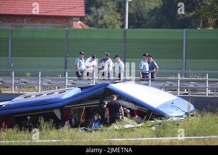 06/08/2022, Varazdin - almeno 12 persone sono state uccise e 31 feriti dopo un autobus polacco pieno di pellegrini religiosi scivolato fuori da una strada nel nord della Croazia presto il Sabato mattina.circa 18 persone tra i 31 feriti hanno subito gravi lesioni dopo che l'autobus è crashato fuori dalla strada A4 in Podvorec, circa 30 miglia (50km) a nord della capitale Zagabria. Foto: Matija Habljak/PIXSELL Foto Stock