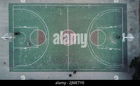 Una vista aerea di un campo da basket all'aperto Foto Stock