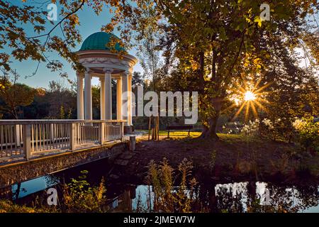 Tramonto presso il Tempio delle Muse presso il grande stagno del parco DI AGRA Park Markkleeberg vicino a Lipsia. Foto Stock