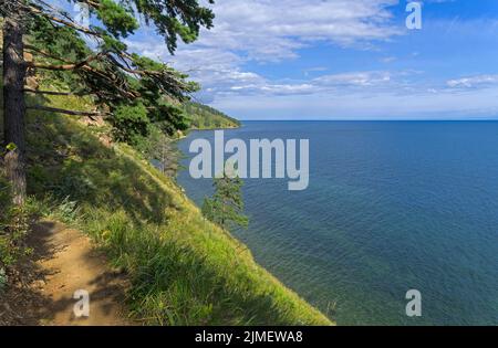 Sentiero sulla riva alta del lago Baikal. Foto Stock