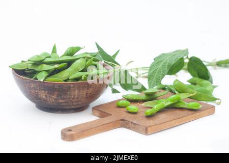 Fagioli di soia verdi crudi edamame. Edamame, soia verde fresca in cialda. Cibo vegano sano. Foto Stock