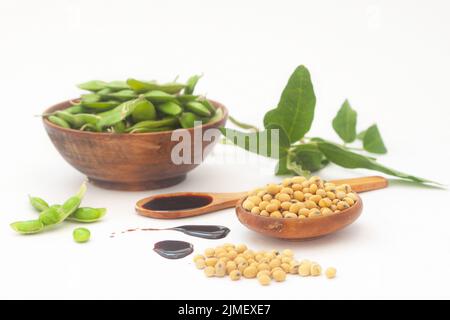 Fagioli di soia verdi crudi edamame. Edamame, soia verde fresca in cialda. Cibo vegano sano. Messa a fuoco selettiva. Foto Stock