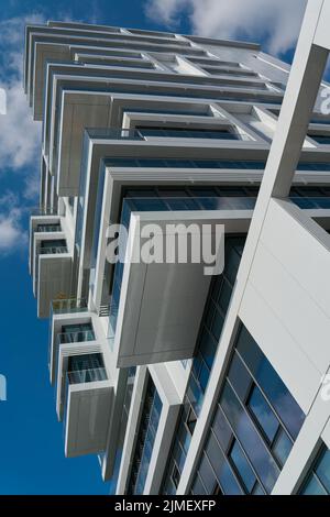 Vista verso l'alto in un moderno edificio di appartamenti nel centro di Berlino Foto Stock