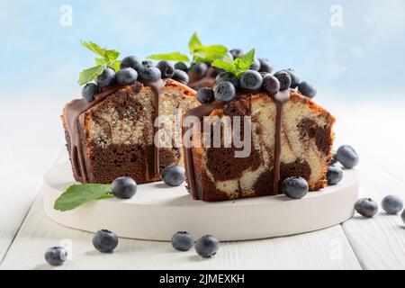 Torta di marmo con glassa al cioccolato. Foto Stock
