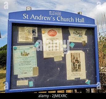 La bacheca presso la Chiesa di Sant’Andrea al piccolo villaggio Devon di Bere Ferrers. Un servizio settimanale di ufficio postale, yoga e aiuto in un momento di bisogno Foto Stock