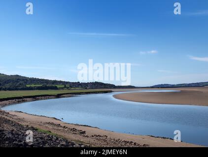 Il fiume kent in cumbria con la città di arnside in lontananza Foto Stock