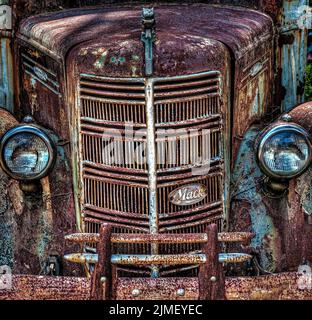 La griglia anteriore arrugginita di un camion di Mack vintage Foto Stock