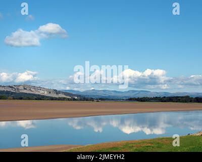 Vista sul fiume kent vicino a arnside e sandside in cumbria con le colline lakeland circostanti Foto Stock