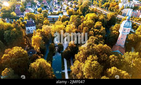 Una vista aerea della Water Tower circondata da alberi dorati ed edifici a Neo-Ulm, Germania Foto Stock