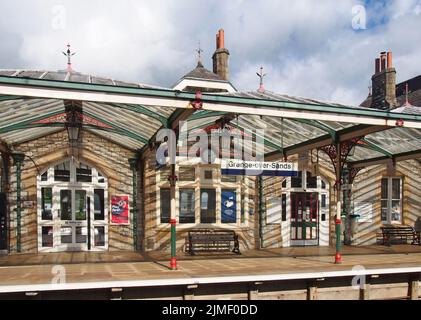 Vista dell'edificio della stazione ferroviaria di grange sulle sabbie di cumbria Foto Stock