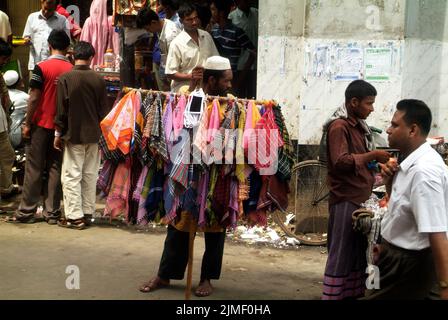 Dhaka, Bangladesh - 17 settembre 2007: Persone non identificate sul mercato tradizionale delle strade Foto Stock