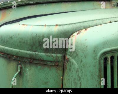 Dettaglio del cofano di un antico camion verde abbandonato Foto Stock