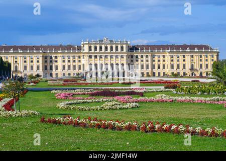Vienna, Austria - 01 agosto 2022: Turisti non identificati e Palazzo di Schoenbrunn dal 18th secolo - ex residenza dei governanti asburgici e a. Foto Stock