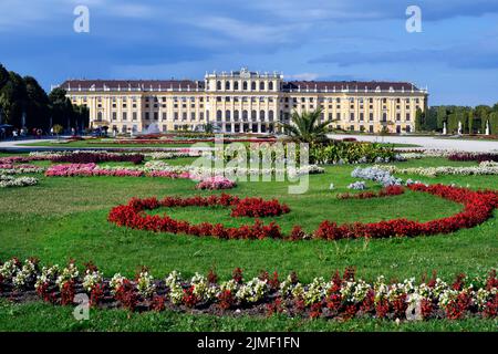 Vienna, Austria - 01 agosto 2022: Turisti non identificati e Palazzo di Schoenbrunn dal 18th secolo - ex residenza dei governanti asburgici e a. Foto Stock