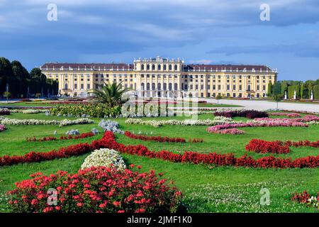 Vienna, Austria - 01 agosto 2022: Turisti non identificati e Palazzo di Schoenbrunn dal 18th secolo - ex residenza dei governanti asburgici e a. Foto Stock
