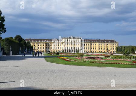 Vienna, Austria - 01 agosto 2022: Turisti non identificati e Palazzo di Schoenbrunn dal 18th secolo - ex residenza dei governanti asburgici e a. Foto Stock