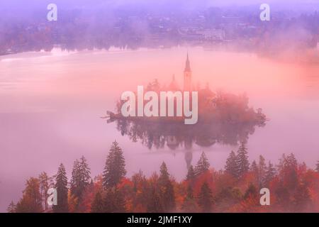 Lago di Bled, Slovenia in autunno, Chiesa di San Marys Foto Stock