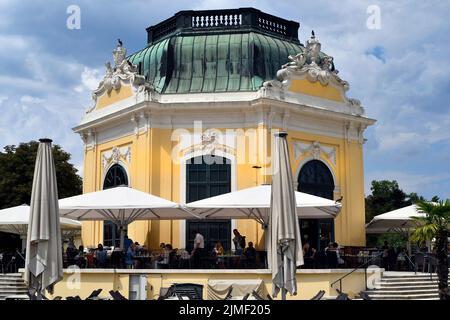 Vienna, Austria - 01 agosto 2022: Turisti non identificati e il cosiddetto padiglione imperiale nello zoo, ora utilizzato come un caffè-ristorante - ex estate Foto Stock