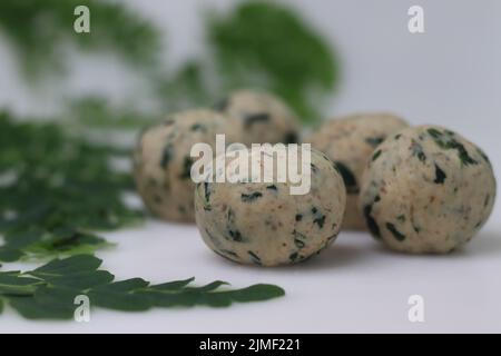 Impasto per la preparazione del pane piatto indiano, fatto di farina integrale e spezie con foglie di moringa. Per fare una sana colazione indiana chiamata m Foto Stock