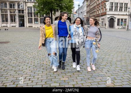 Anversa, Belgio, 21 maggio 2021, gruppo multirazziale di giovani donne attraenti abbracciando, smilinh e camminando nel centro della città. urb Foto Stock