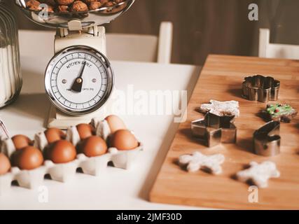 Cottura di Natale e ricetta di cottura concetto. Ingredienti alimentari e processo di preparazione del tradizionale pan di zenzero di casa bi Foto Stock