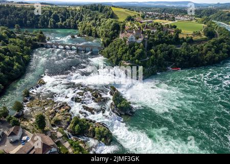 Wasserfall Rheinfall, Schloss Laufen und Rheinfall-Brücke bei Neuhausen am Rheinfall, Schweiz, Europa | Cascate del Reno, Castello di Laufen e Brid di Rheinfall Foto Stock