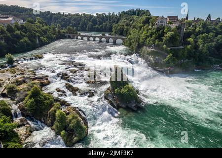 Wasserfall Rheinfall, Schloss Laufen und Rheinfall-Brücke bei Neuhausen am Rheinfall, Schweiz, Europa | Cascate del Reno, Castello di Laufen e Brid di Rheinfall Foto Stock