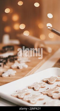 Cottura di Natale e ricetta di cottura concetto. Ingredienti alimentari e processo di preparazione del tradizionale pan di zenzero di casa bi Foto Stock