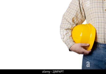 Contractor caucasico di media età sweared in jeans blu e camicia tiene il cappello giallo in mano su sfondo bianco Foto Stock