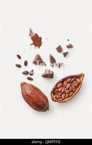 Pezzi di cioccolato con fagioli di cacao Foto Stock