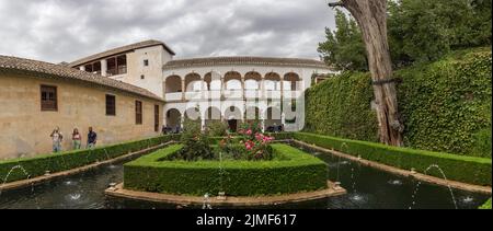 Alhambra Granada Spagna - 09 14 2021: Vista panoramica esterna sul canale dell'acqua del Giardino, o patio de la Sultana, sui Giardini Generalife, all'interno della Foto Stock