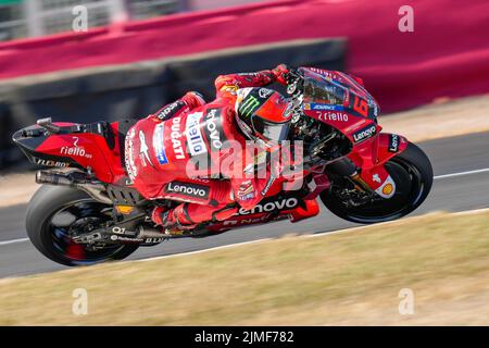 Towcester, Regno Unito. 06th ago 2022. Francesco BAGNAIA (Italia) del Ducati Lenova Team durante la sessione di prove libere 3 del Monster Energy Grand Prix MotoGP 2022 al Silverstone Circuit di Towcester, Inghilterra, il 6th agosto 2022. Foto di David Horn. Credit: Prime Media Images/Alamy Live News Foto Stock