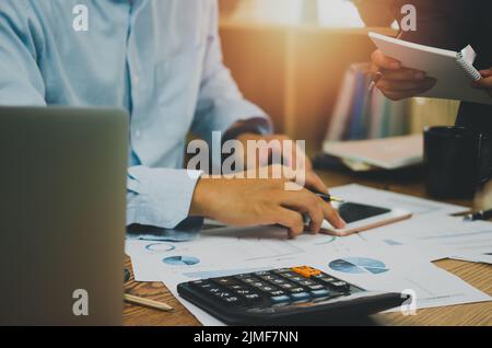 Le persone aziendali che si incontrano in ufficio analizzando i dati dei grafici finanziari e degli investimenti per pianificare un team di marketing. Foto Stock