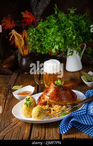 Stinco di maiale con crauti e senape dolce Foto Stock
