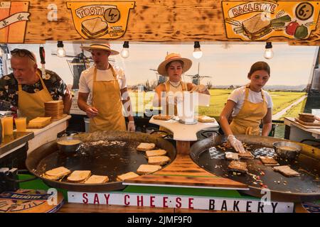 panini al formaggio venduti sul mercato ad alkmaar Foto Stock