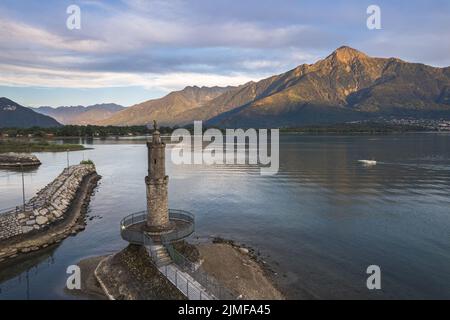 Veduta aerea del Lago di Como nel Porto di Gera Lario. Ingresso al porto con Madonna in cima alla torre. Italia Foto Stock