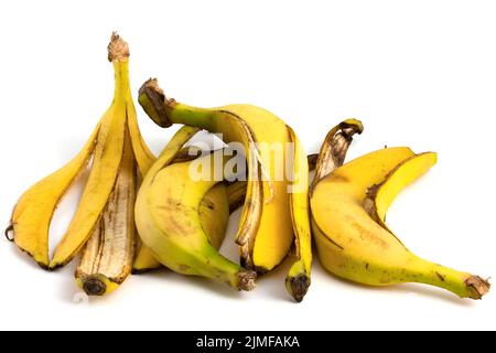 Molte bucce di banana isolate su sfondo bianco. Foto Stock