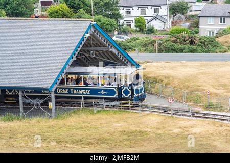 Il tram Great Orme è l'unica funicolare britannica, o tram trainato via cavo che viaggia su strade pubbliche. Regno Unito, Llandudno, Galles del Nord, 28 luglio 2022. Foto Stock