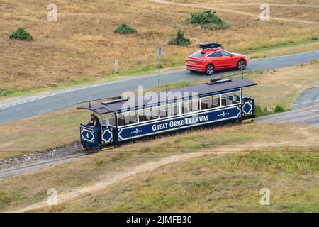 Il tram Great Orme è l'unica funicolare britannica, o tram trainato via cavo che viaggia su strade pubbliche. Regno Unito, Llandudno, Galles del Nord, 28 luglio 2022. Foto Stock