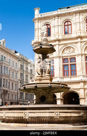 Vista della scultura presso la fontana di pietra di fronte al Teatro dell'Opera. Foto Stock