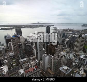 Panorama aereo verticale della città e del porto di Auckland che guarda ad est all'Isola di Rangitoto. In primo piano sono gli edifici del CBD. Foto Stock