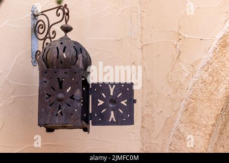 Lampada di stile arabo sulle pareti di un tipico edificio di stile architettonico mediorientale con archi e decorazioni turistiche Foto Stock