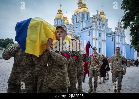 Kiev, Ucraina. 05th ago 2022. I militari trasportano la bara con il corpo del poeta ucraino Hlib Babich durante la cerimonia di congedo nei pressi del monastero della cupola dorata di San Michele a Kyiv. Hlib Babich è stato recentemente ucciso nelle battaglie con le truppe russe mentre l'attacco della Russia all'Ucraina continua. Credit: SOPA Images Limited/Alamy Live News Foto Stock