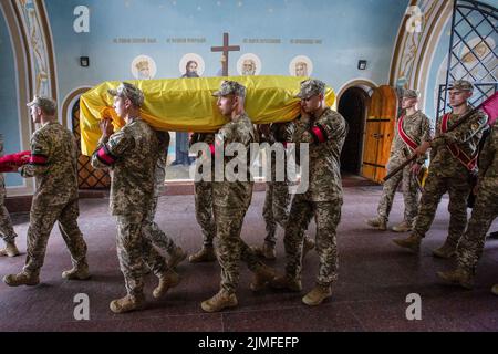 Kiev, Ucraina. 05th ago 2022. I militari trasportano la bara con il corpo del poeta ucraino Hlib Babich durante la cerimonia di congedo nei pressi del monastero della cupola dorata di San Michele a Kyiv. Hlib Babich è stato recentemente ucciso nelle battaglie con le truppe russe mentre l'attacco della Russia all'Ucraina continua. (Foto di Oleksii Chumachenko/SOPA Images/Sipa USA) Credit: Sipa USA/Alamy Live News Foto Stock