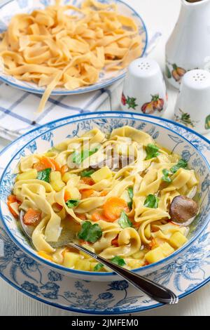 Tagliatelle fatte in casa con brodo di pollo e verdure. Foto Stock