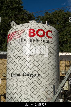 Un grande serbatoio di ossigeno liquido BOC nel terreno di un ospedale Foto Stock