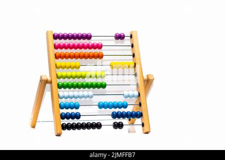 Abacus tradizionale con colorate perline di legno su sfondo bianco Foto Stock