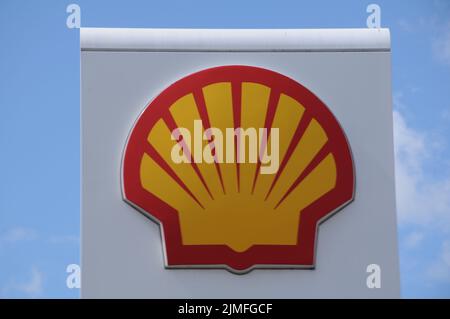 Kastrup/Copenhagen/Denmark/06 August 2022/Shell benzina e stazione di ricarica di gusci Prezzo basso Petro bordo su stazione di benzina di gusci nella capitale danese. (Foto..Francis Dean/Dean Pictures) Foto Stock